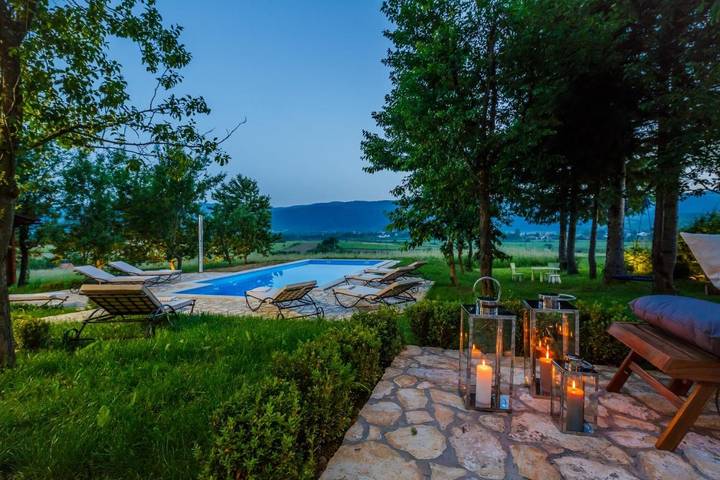 Ferienhaus für 22 Personen, mit Terrasse und Garten sowie Pool und Ausblick in Plaški