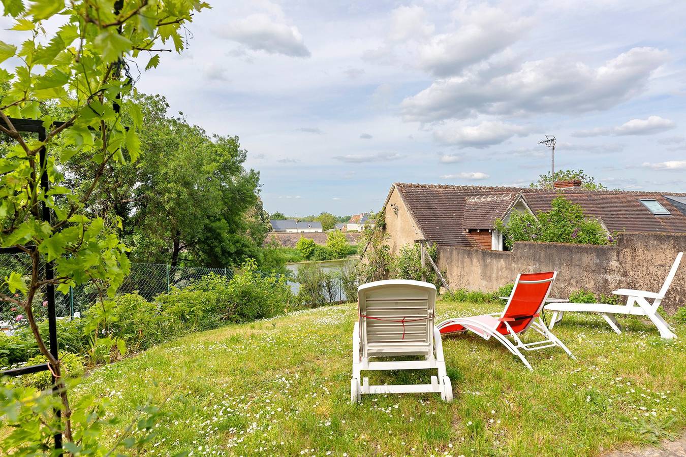 Gîte La Salamandre: privé terras, tuin, airco, uitzicht op de Cher, 2 slaapkamers in Savonnières, Tours en omgeving