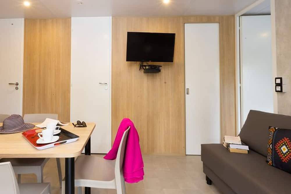 Spacious mobile home with terrace for 8 people in Lézignan-Corbières, Narbonne region