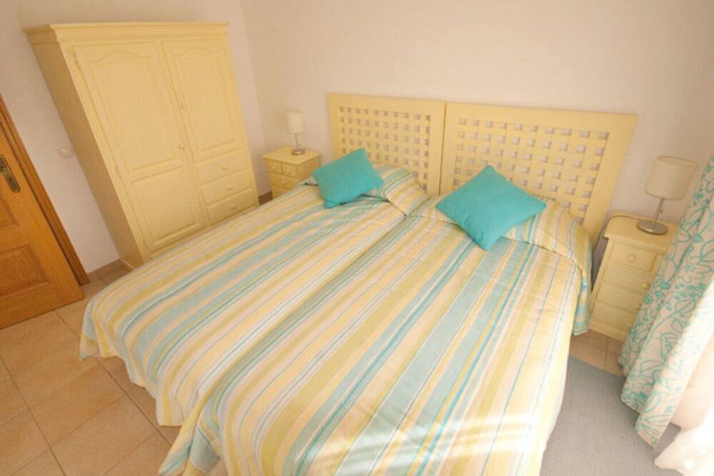 Luxuriöses 3-Bett-Anwesen, eines der wenigen mit freiem Zugang zum Pool und einzigartiger Dachterrasse in Budens, Faro Distrikt