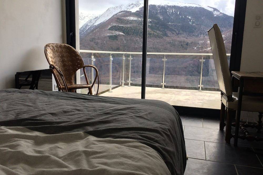 Modern and comfortable chalet with stunning views of the Ariege Pyrenees in Gestiès, Parc naturel régional des Pyrénées ariégeoises