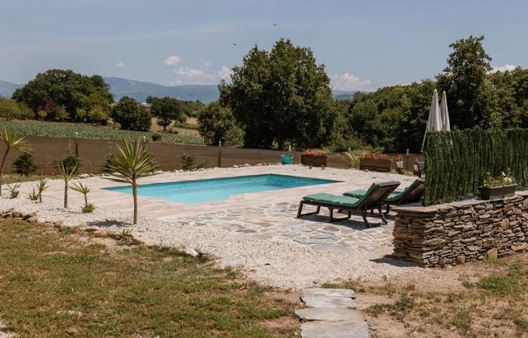 Casa de vacaciones para 4 personas, con piscina además de jacuzzi y balcón - 1