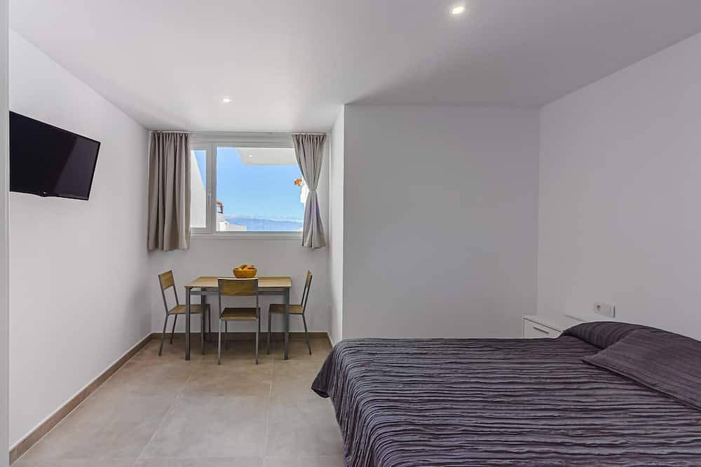 Magnificent Bungalow with panoramic views and private pool. in Playa de los Guíos, Santiago del Teide