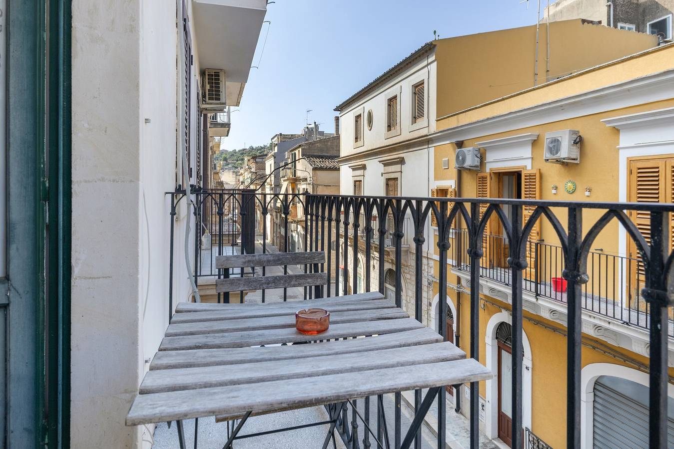 Apartamento entero, Apartamento con balcón, Wi-Fi y aire acondicionado in Scicli, Provincia de Ragusa