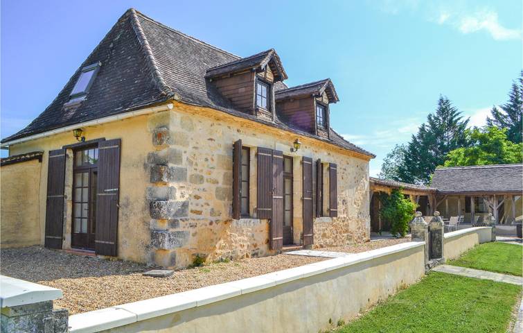 Location de vacances pour 8 personnes, avec jardin ainsi que terrasse et piscine, animaux acceptés à Église-Neuve-d'Issac