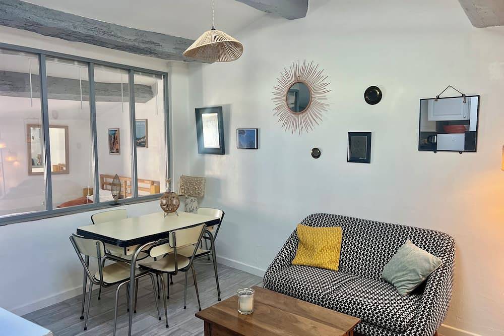 Appartement entier, Charmant studio lumineux avec coin nuit au cœur du village de La Cadière-d'Azur in La Cadière-d'Azur, Côte méditerranéenne (France)