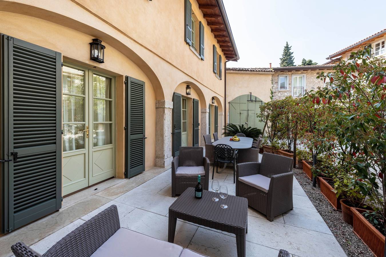 Apartamento entero, Apartamento 'Villa Antica Torre Boccaccio' con piscina compartida, Wi-Fi y aire acondicionado in San Felice del Benaco, Montañas Garda