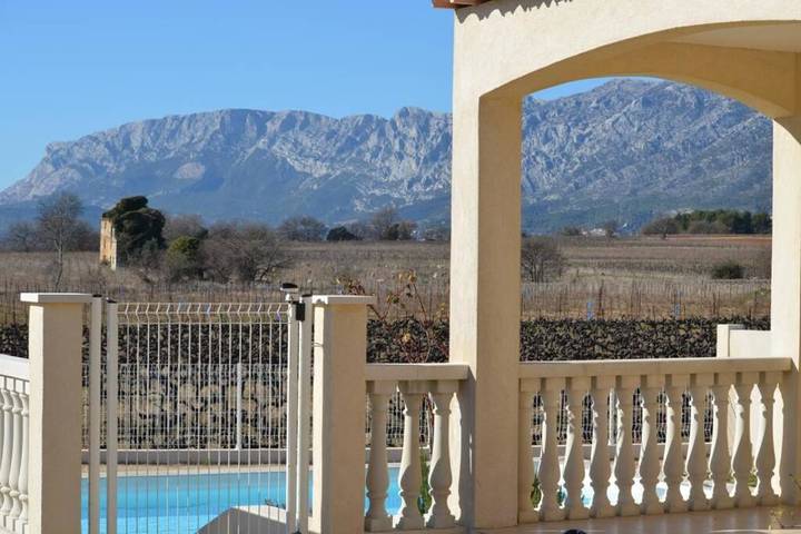 Gîte pour 4 personnes, avec vue et piscine ainsi que terrasse et jardin à Pourrières - 3