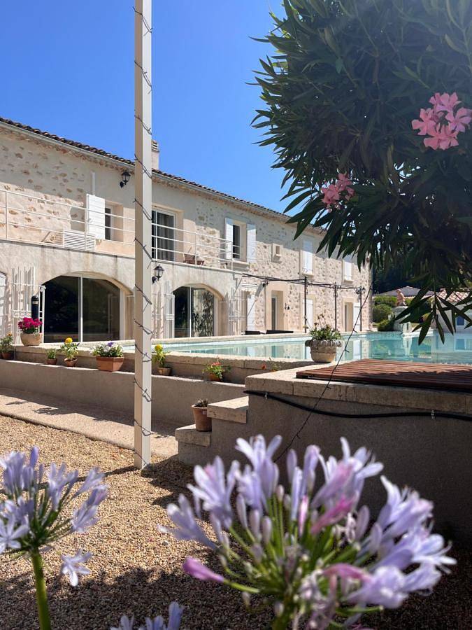 Appart’hôtel pour 4 personnes, avec Terrasse et Jacuzzi ainsi que Jardin et Piscine