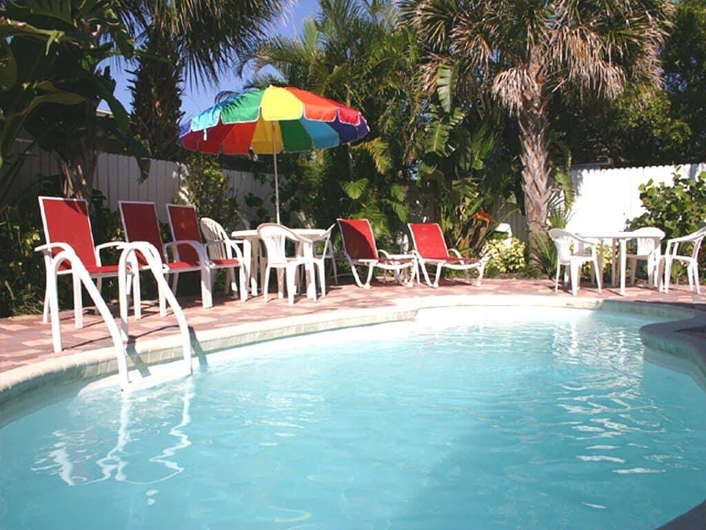 Mango Tango Cottage heated pool 2-minute walk to beach and attractions. in Clearwater Beach, Clearwater