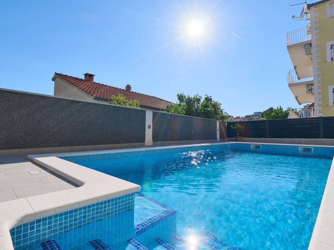 Appartement entier, M Charmante Wohnung mit Gemeinschaftspool in Grljevac (Podstrana), Podstrana