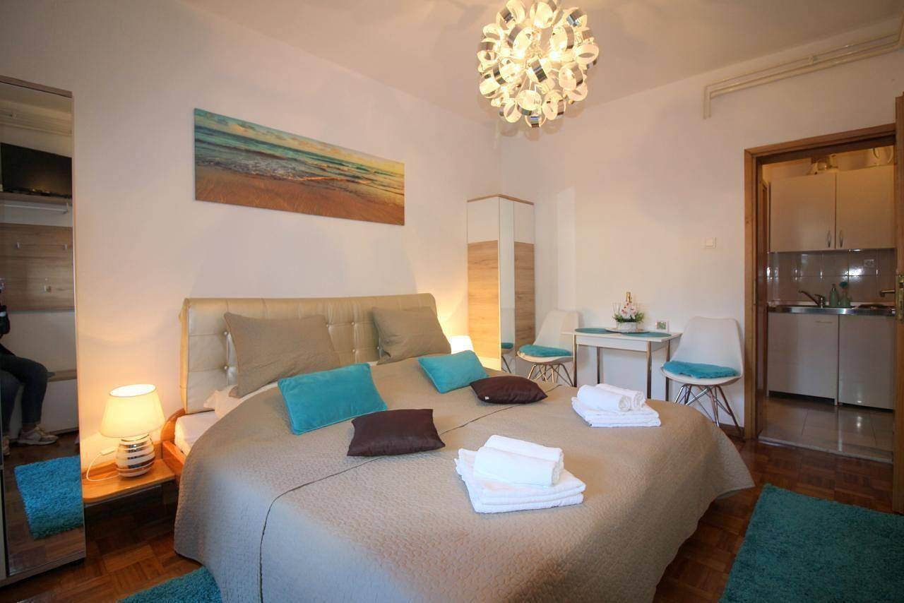 Ganze Ferienwohnung, Studio Vista 1 für 2 Personen mit Garten und Grill in Poreč, Porec und Umgebung