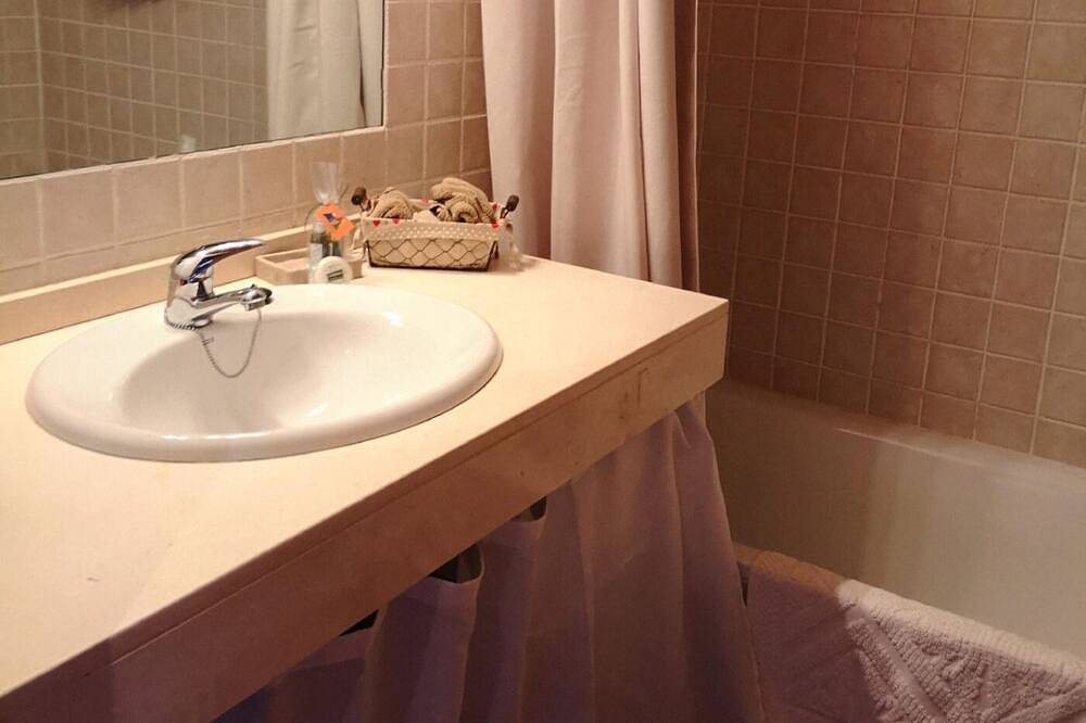 Ganze Wohnung, Sanavastre I - Drei Schlafzimmer Wohnung, Schläft 6 in Das, Katalanische Pyrenäen
