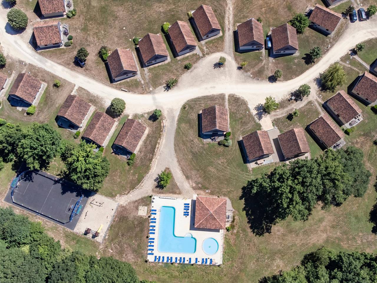 Schönes Haus im Ferienpark mit großem Pool in Lacapelle-Marival, Lot