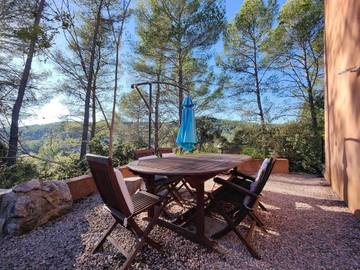 Gîte pour 5 personnes, avec vue ainsi que piscine et jardin à Taradeau