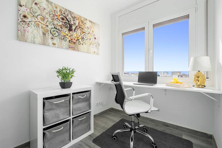 Apartamento entero, Apartamento 'Apartamento Moderno Soleado con vistas al mar, Wi-Fi y aire acondicionado in Torredembarra, Costa Dorada