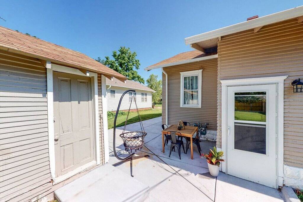 Boho 2-Bed Bungalow in Delano – 2 Kings, Pet-Friendly, Large Fenced Yard, Near Downtown. in Wichita, Kansas