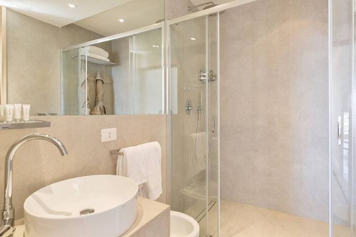 Appartement entier, Elegant and spacious three-room apartment with frontal sea view characterized by an elegant and refined design of approximately 100 m2 and arranged on two levels.On the first floor it is composed of a living room with double sofa bed and fully equipped i in Spiaggia Puntone di Scarlino (Scarlino), Scarlino