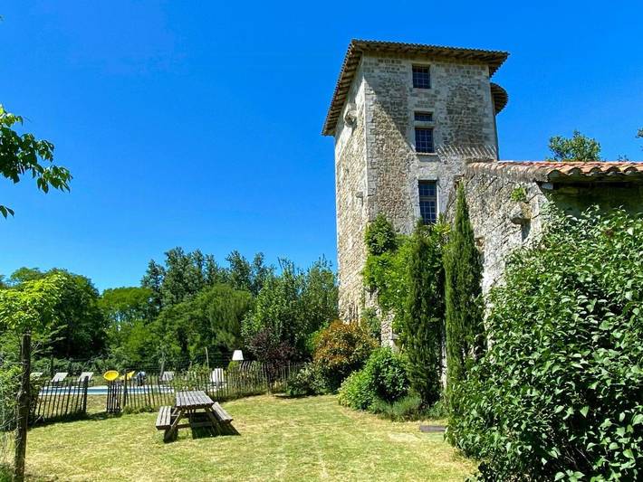 Location de vacances pour 18 personnes, avec piscine et terrasse, animaux acceptés dans Pompogne