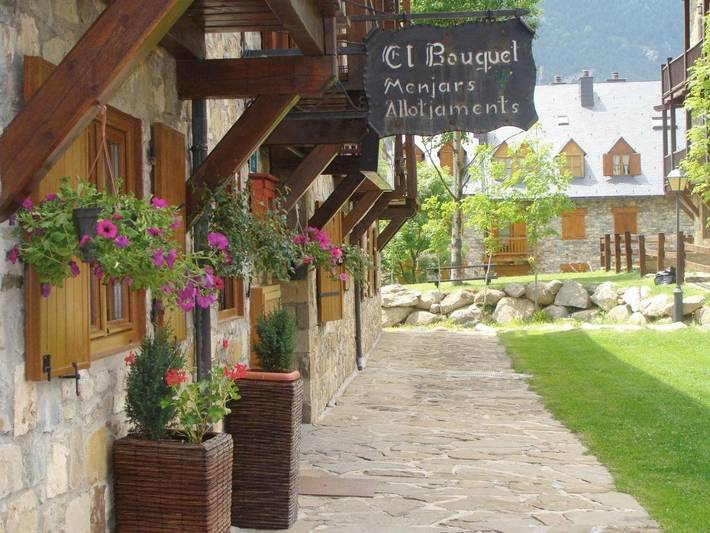 Location de vacances pour 2 personnes, avec Terrasse et Jardin ainsi que Piscine et Vue dans Vallee De Boi