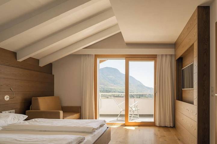 Appartamento intero, Apartment with large south-facing terrace, incl. garage parking space in Comune di Tirolo, Gruppo Tessa