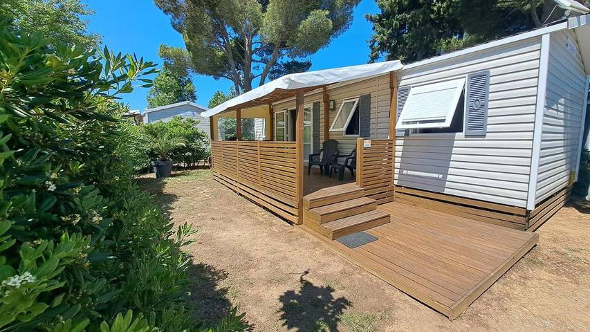 Camping pour 6 personnes, avec Jacuzzi et Terrasse ainsi que Jardin et Piscine dans Narbonne Plage