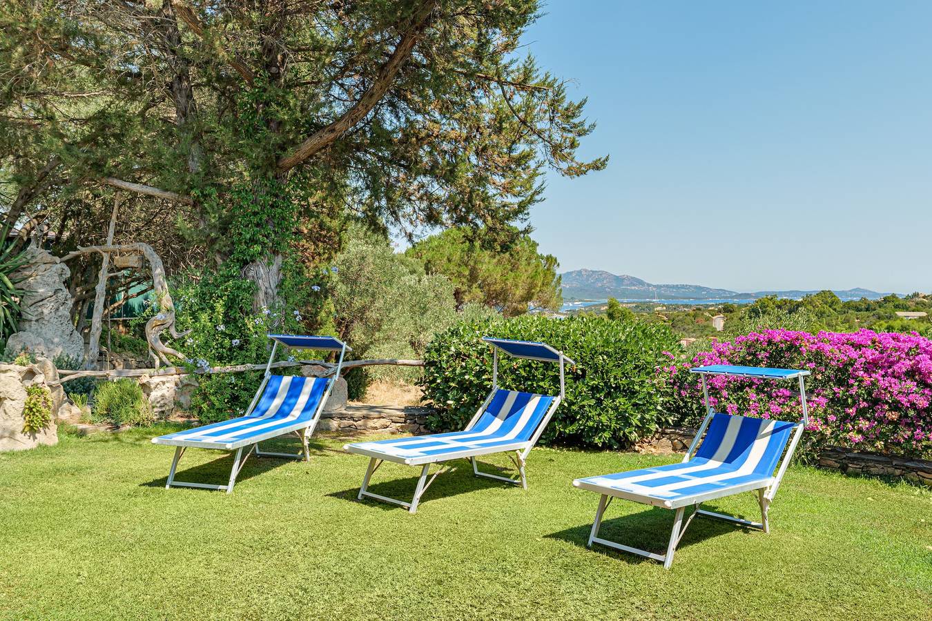 Villa Speranza vicino alla spiaggia con vista sul mare, A/C, giardino, terrazza, barbecue e doccia e in Rudalza, Costa Smeralda