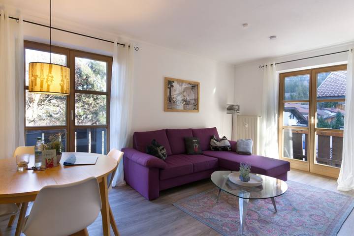 Ferienwohnung für 4 Personen, mit Balkon und Pool sowie Sauna und Ausblick im Mittenwald