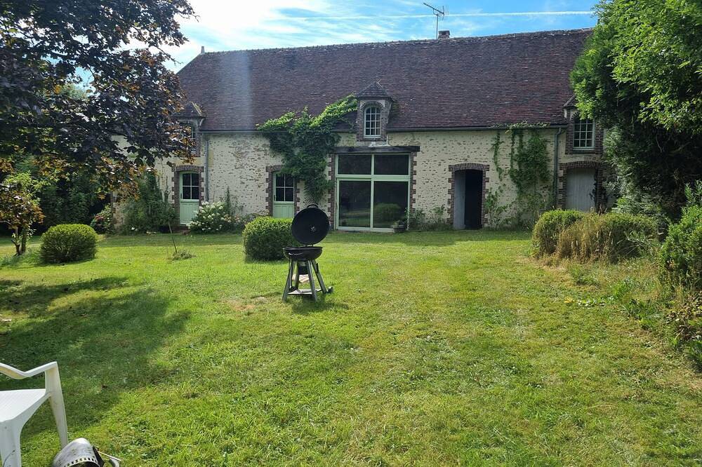 Maison de campagne confortable dans un grand jardin in Moutiers-au-Perche, Parc naturel régional du Perche