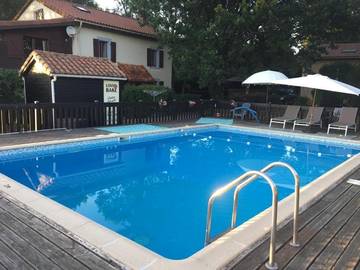 Gîte pour 3 personnes, avec jardin ainsi que piscine et vue, adapté aux familles à Lésignac-Durand