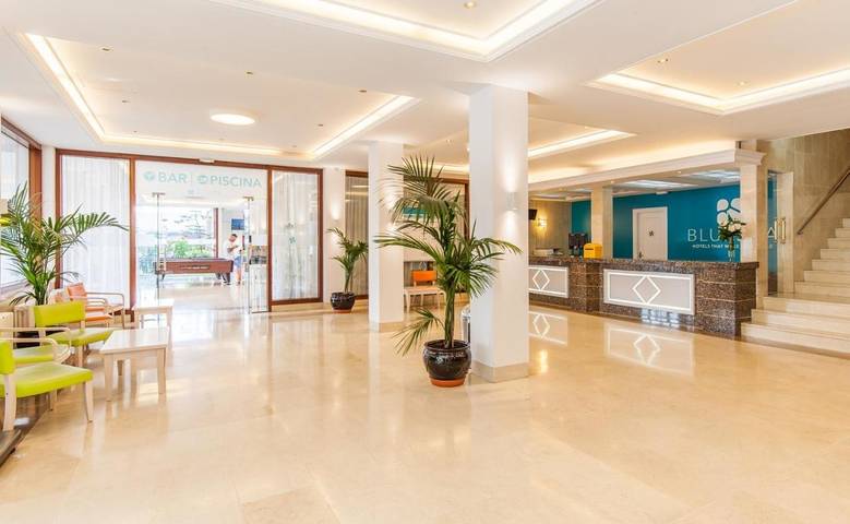 Hôtel pour 3 personnes, avec vue et jardin ainsi que bassin pour enfant et piscine