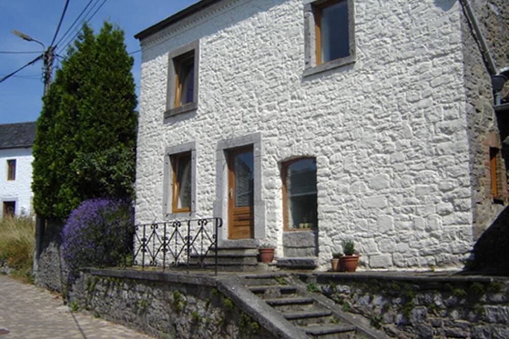 Spacious, comfortable 4-person house Joint heated pool/fireplace, garden. in Hastière, Region Namur