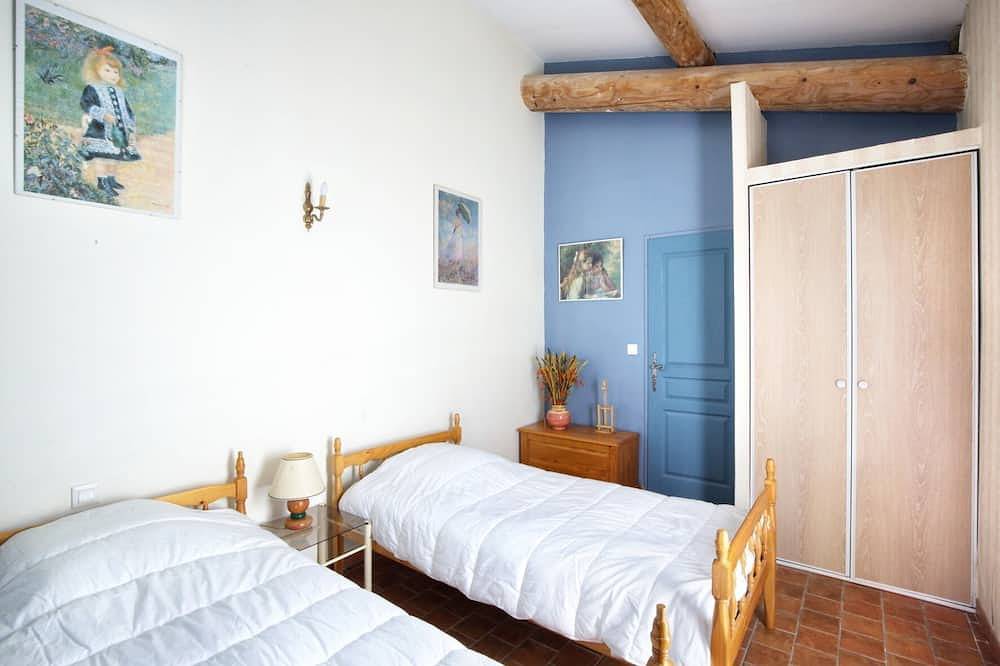 Spacious house in authentic Luberon in Saint-Martin-de-Castillon, Parc naturel régional du Luberon