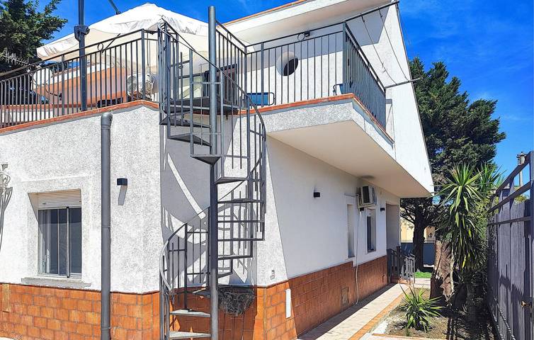 Entire holiday apartment, Cozy 2-Bedroom Apartment with Terrace Near Coastline & City Center in Trabia, Palermo Province