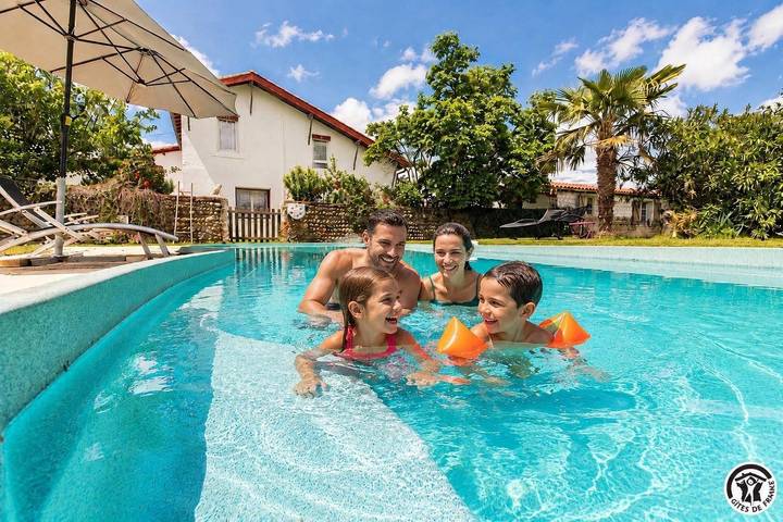 Gîte pour 4 personnes, avec jardin et piscine à Saint-Élix-le-Château