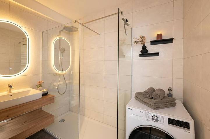 Ganze Wohnung, Modernes City Apartment - Tiefgarage - Balkon in Wels, Linz-Wels