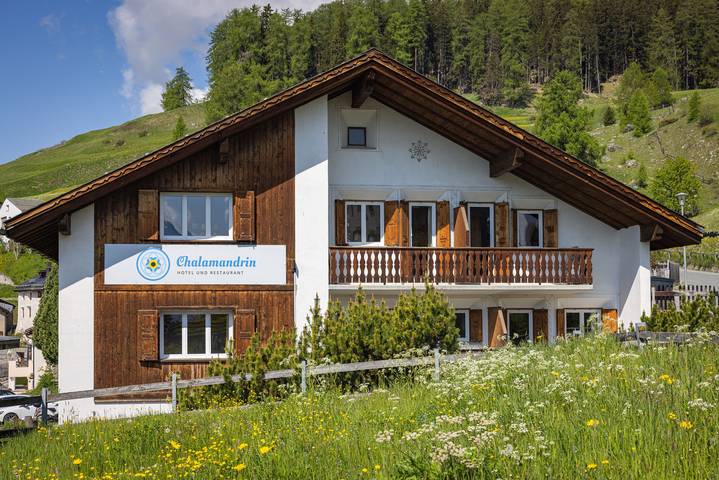 Chalamandrin Betriebs - Classic Doppelzimmer mit Dusche oder Bad/Wc in Ftan, Unterengadin