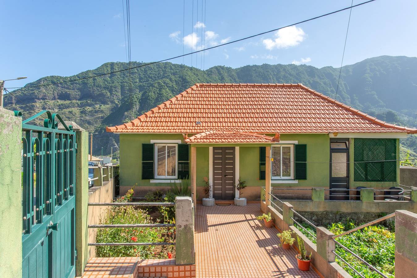 Ferienhaus 'Cantinho da Paz' mit Bergblick und Wlan in São Vicente (Madeira), Madeira