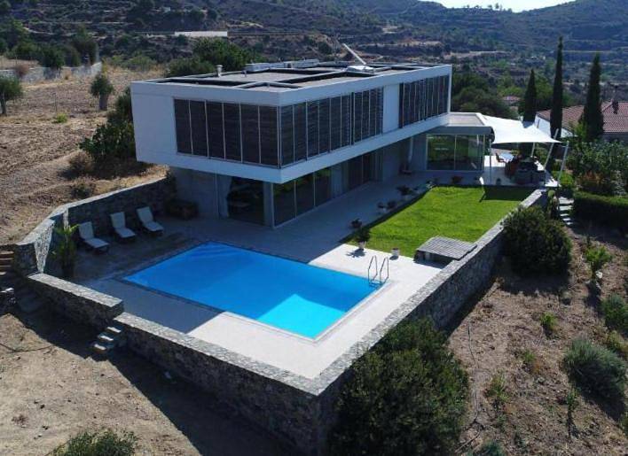 Location de vacances pour 8 personnes, avec piscine ainsi que vue et jardin dans Ora