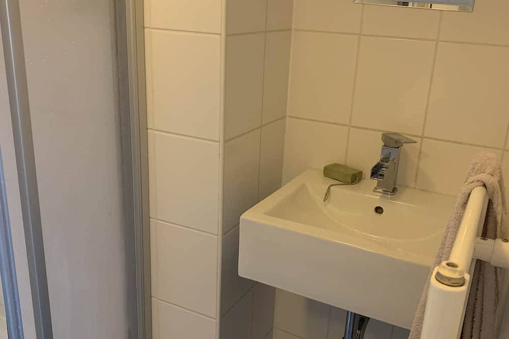 Geheel appartement, Guest apartment near Speyer with beautiful terrace by the koi pond in Dudenhofen, Rijndal