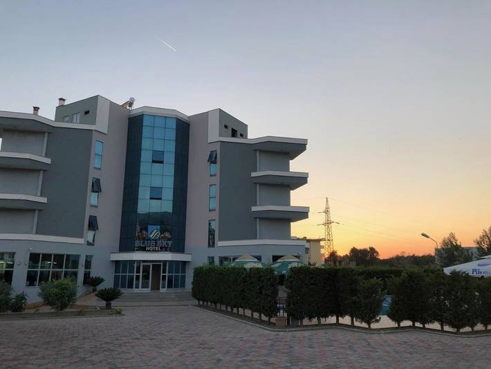 Hôtel pour 9 personnes, avec jardin et bassin pour enfant ainsi que piscine et balcon