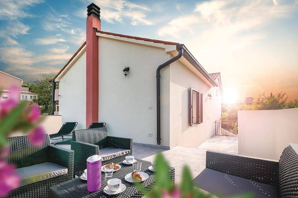 Nice home in Medulin with Wifi in Pomer, Southcoast Istria