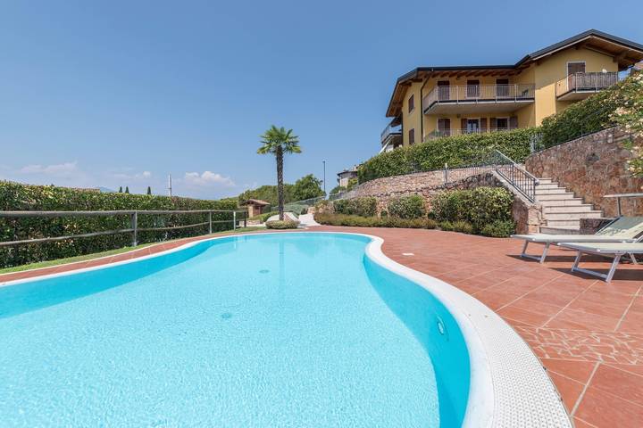 Gîte pour 4 personnes, avec bassin pour enfant ainsi que jardin et jacuzzi, animaux acceptés à San Zeno di Montagna
