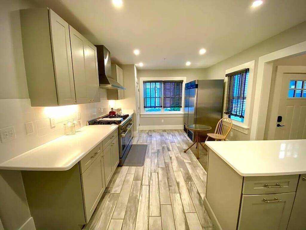 Very cool 1 Bed/ 1 Bath / (Sleeps 4) Dog friendly with parking on Historic Pelham St. in Newport, Newport County