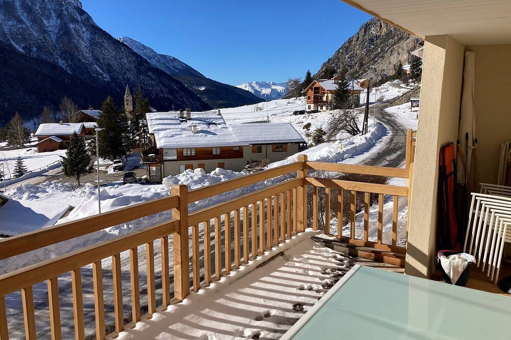 Entire apartment, Duplex Apartment South Facing Terrace in Ceillac, Queyras