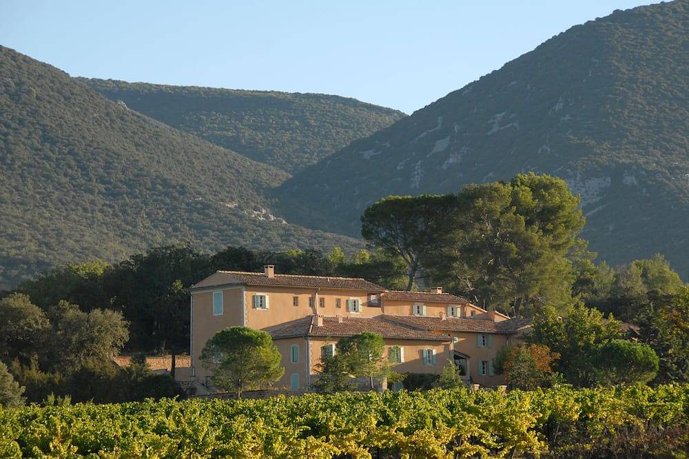 Beautiful manor with swimming pool and orchard facing the Provençal Colorado in Rustrel, Parque natural regional del Luberon