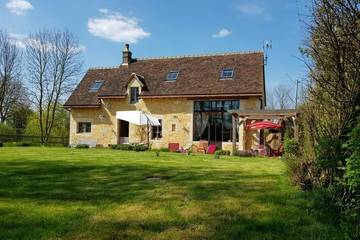 Gîte pour 8 personnes, avec terrasse et jardin à Le Pin-la-Garenne