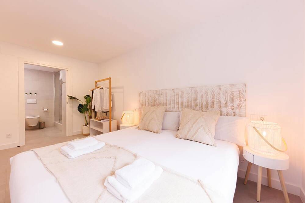 Entire apartment, Turbau Entresol A - Holiday Apartment Rental Girona | Bravissimo in Girona, Gironès