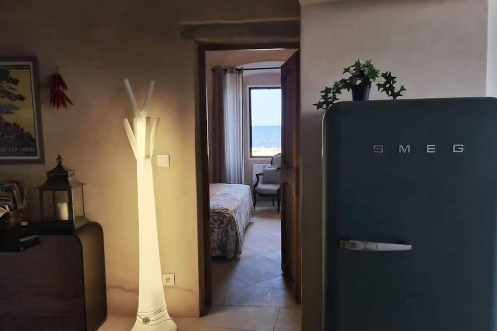 Geheel appartement, Luxury apartment, with sea view terrace, at the foot of the Genoese Tower of Erbalunga in Erbalunga, Brando