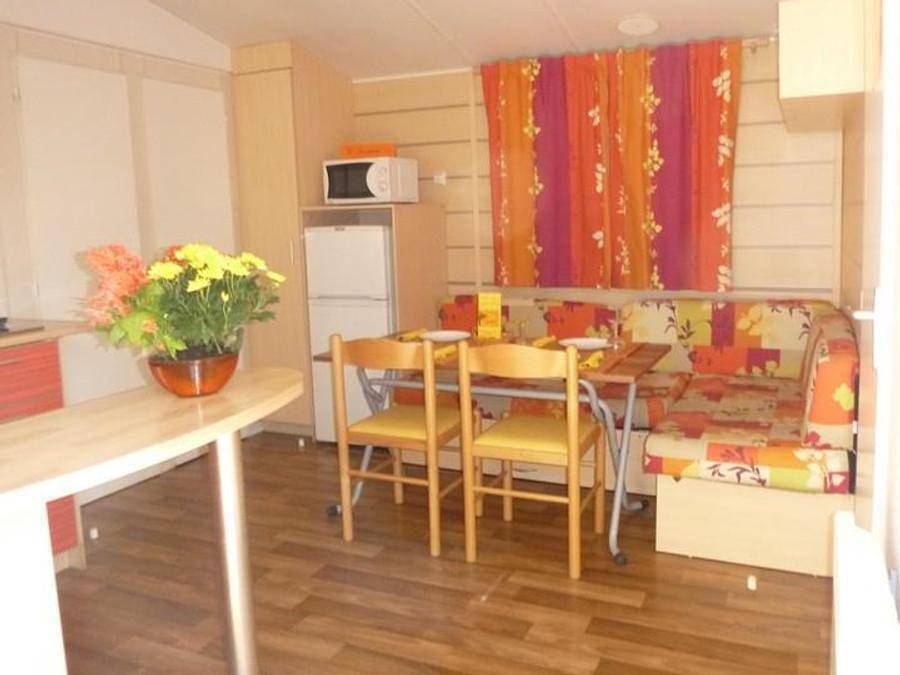 Flower Camping Les Paillotes en Ardeche - Mobilheim 6 personen - 27,5m² Standard (2 Schlafräume - 4/6Pers.) + Klimaanlage + Strohhütte im Freien in Ruoms, Ardèche